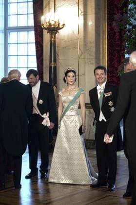 Dänische Königin Mary trauert um ihren Vater John Dalgleish Donaldson, Archivbilder #2 Royal gala dinner at Christiansborg castle, Copenhagen, Denmark. MARY DONALDSON & CROWN PINCE FREDERIK Attending a Royal gala dinner at Christiansborg castle three days before their wedding. Copenhagen, Denmark 11th May 2004 full length full-length Photo: Kim Nielsen Copenhagen Christiansborg Denmark Copyright: xcolourpress KimxNielsen Polfotox