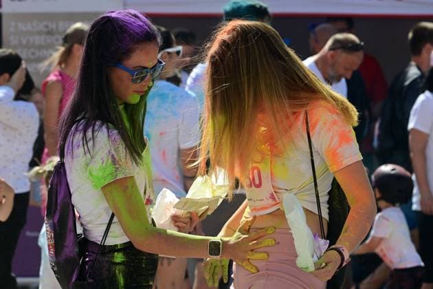 Entertainment Themen der Woche KW22 Entertainment Bilder des Tages About 700 runners in action during the Colour Run in Sokolov, Czech Republic, May 31, 2025. (CTKxPhoto SlavomirxKubes) CTKPhotoP2025053102203  CTKPhotoP2025053102203