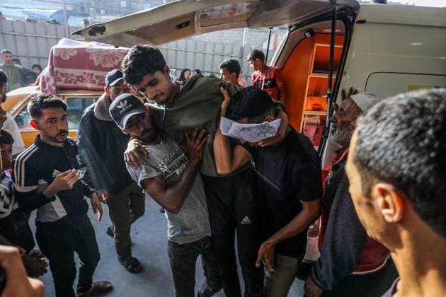 News Themen der Woche KW22 30 Palestinians killed after Israeli soldiers fire in Gaza KHAN YUNIS, GAZA - JUNE 01: (EDITORS NOTE: Image depicts graphic content) Injured Palestinians are being brought to the Nasser Hospital for their treatment process after Israeli soldiers opened fire at Palestinians trying to reach the points where US aid is distributed west of Rafah city in the southern Gaza Strip, in Khan Yunis, Gaza on June 01, 2025. It was reported that 30 people were killed and 115 people were wounded as a result of the fire opened by Israeli soldiers. Abed Rahim Khatib Anadolu Khan Yunis Gaza. Editorial use only. Please get in touch for any other usage.  Copyright: x2025xAnadoluxAbedxRahimxKhatibx