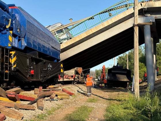 News Themen der Woche KW22 Russia Bryansk Region Bridge Collapse 8936191 01.06.2025 A view shows a damaged coach after a passenger train No 86 from Klimov to Moscow derailed due to the collapse of the bridge span in Vygonichsky district of Bryansk region, Russia. As a result of a train accident 47 people, including three children have been hospitalized, the region s governor Alexander Bogomaz said on June 1. RIA Novosti Sputnik Bryansk region Russia  Copyright: xRIAxNovostix