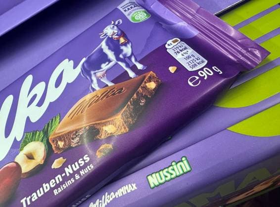 30.05.2025 xjhx, Wirtschaft Einzelhandel, Logo, Schriftzug, Milka, Supermarkt Discounter, Schokolade, Preissteigerung Mondolez International Schokoladenprodukt, neue Größe 90 gramm Tafel Trauben-Nuss Rödermark