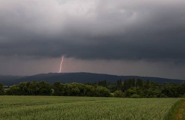 News Themen der Woche KW22 Blitzeinschlag Der Blitz eines Gewitters schlägt in einem Berg im Taunus ein., Bad Homburg Hessen Deutschland *** Lightning strike The lightning of a thunderstorm strikes a mountain in Taunus , Bad Homburg Hessen Germany