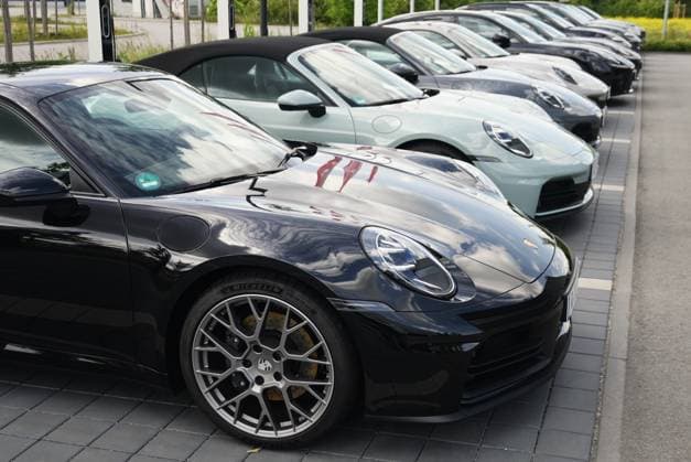 Die Porsche AG ist ein deutscher Kraftfahrzeughersteller mit Sitz in Stuttgart - Zuffenhausen. Ursprung des Unternehmens ist ein 1931 von Ferdinand Porsche in Stuttgart gegründetes Konstruktionsbüro, das nach 1945 in einer Automobilfabrik aufging, die vor allem Sportwagen produzierte. Die Porsche AG ist seit 2009 Teil des Volkswagen - Konzerns und ist nicht zu verwechseln mit der börsennotierten und ebenfalls in Stuttgart beheimateten Porsche Automobil Holding SE - kurz Porsche SE, die seit 2009 Mehrheitsgesellschafterin der Volkswagen AG ist. Seit dem 19. Dezember 2022 ist die Aktie der Porsche AG Teil des deutschen Leitindex DAX. Foto: Porsche Zentrum, Carrera 911 Gebrauchtwagen- und Vorführwagen-Verkauf *** Porsche AG is a German ca