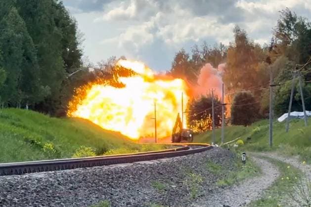 News Themen der Woche KW22 News Bilder des Tages RUSSIA, BRYANSK REGION - JUNE 1, 2025: Blowing up the remaining section of the collapsed overpass. Video grab. Best quality available. Vladimir Loktev TASS  81294063