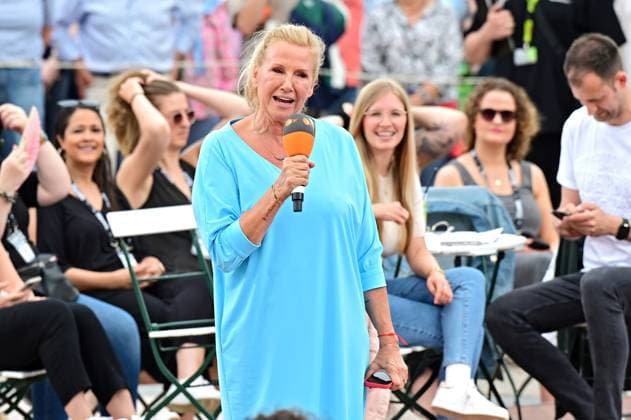 Entertainment Themen der Woche KW22 Entertainment Bilder des Tages ZDF - Fernsehgarten. Moderatorin Andrea Kiwi Kiewel während der ZDF - Unterhaltungsshow Fernsehgarten am 01.06.2025 in Mainz. 20250601MWI042467 *** ZDF Fernsehgarten presenter Andrea Kiwi Kiewel during the ZDF entertainment show Fernsehgarten on 01 06 2025 in Mainz 20250601MWI042467