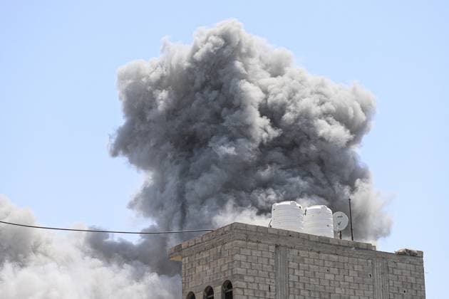 News Themen der Woche KW22 News Bilder des Tages Israeli Airstrike in Gaza - Palestine Smoke rises from the residential area following an Israeli airstrike in Gaza City, Gaza, Palestine, on June 1, 2025. Photo by Habboub Ramez ABACAPRESS.COM Gaza Palestine  Copyright: xHabboubxRamez ABACAx