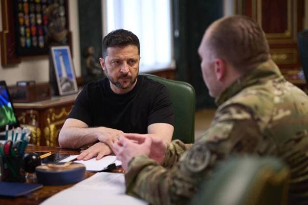 News Themen der Woche KW22 News Bilder des Tages Ukrainian President Volodymyr Zelenskyy holds meeting with Ukrainian Ministers in Kyiv KYIV, UKRAINE - JUNE 1: (----EDITORIAL USE ONLY - MANDATORY CREDIT - UKRAINIAN PRESIDENCY HANDOUT - NO MARKETING NO ADVERTISING CAMPAIGNS - DISTRIBUTED AS A SERVICE TO CLIENTS----) Ukrainian President Volodymyr Zelenskyy (L) meets with Head of the Security Service of Ukraine (SBU) Vasyl Malyuk in Kyiv, Ukraine on June 1, 2025. Ukrainian Presidency Handout Anadolu Kyiv Ukraine. Editorial use only. Please get in touch for any other usage.  Copyright: x2025xAnadoluxUkrainianxPresidencyx xHandoutx