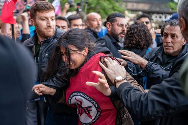 News Themen der Woche KW22 News Bilder des Tages June 1, 2025, Ankara, Turkey: A scuffle between police and protesters takes place during the demonstration. On the 12th anniversary of the Gezi Park events, a brawl broke out between the mass organizations and political parties gathered in Güvenpark where Ethem Sar?sülük died and the police teams on the first day of the protest. Ankara Turkey - ZUMAs197 20250601_aaa_s197_177 Copyright: xTunahanxTurhanx