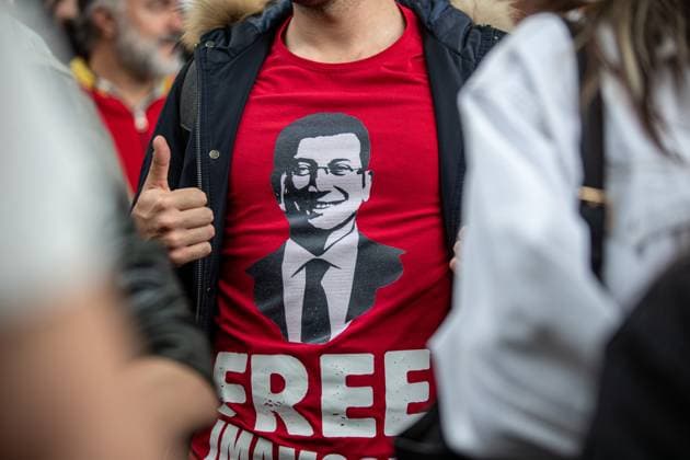 Bilder des Jahres 2025, News 06 Juni News Themen der Woche KW22 News Bilder des Tages June 1, 2025, Ankara, Turkey: A protester seen in a T-shirt with a photo of Istanbul Metropolitan Municipality Mayor Ekrem ?mamo?lu who was arrested during the demonstration. On the 12th anniversary of the Gezi Park events, a brawl broke out between the mass organizations and political parties gathered in Güvenpark where Ethem Sar?sülük died and the police teams on the first day of the protest. Ankara Turkey - ZUMAs197 20250601_aaa_s197_189 Copyright: xTunahanxTurhanx