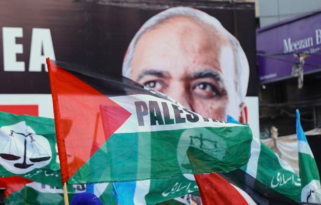 News Themen der Woche KW22 News Bilder des Tages Hyderabad Rally Condemns Gaza Conflict Palestinian and party flags are seen in front of a portrait of Jamat-e-Islami leader during a rally in Hyderabad, Pakistan on June 1, 2025. The party held a public gathering to protest against India and Israel, drawing a large crowd of supporters. Hyderabad City Sindh Pakistan Copyright: xJanxAlixLagharix