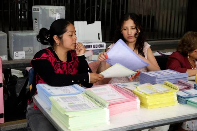 Polling station officials during the Judicial Branch Election Day to elect ministers, magistrates and judges. on June 1, 2025 in Mexico City, Mexico. Mexico City Mexico - ZUMAe321 20250601_zia_e321_065 Copyright: xLuisxBarronx