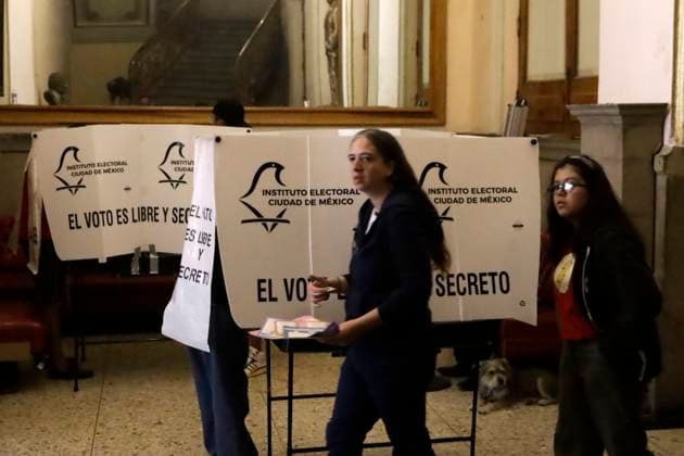 A Mexican citizen voting at polling station during the Judicial Branch Election Day to elect ministers, magistrates and judges. on June 1, 2025 in Mexico City, Mexico. Mexico City Mexico - ZUMAe321 20250601_zia_e321_056 Copyright: xLuisxBarronx