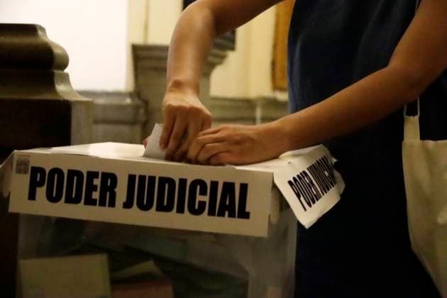 A Mexican citizen voting at polling station during the Judicial Branch Election Day to elect ministers, magistrates and judges. on June 1, 2025 in Mexico City, Mexico. Mexico City Mexico - ZUMAe321 20250601_zia_e321_049 Copyright: xLuisxBarronx