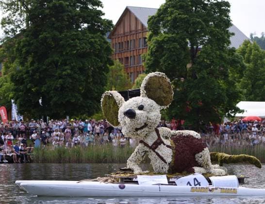 News Themen der Woche KW22 News Bilder des Tages (250602) -- ALTAUSSEE, June 2, 2025 -- The photo taken on June 1, 2025 shows a float amid a float parade on water during the Daffodil Festival in Altaussee, Austria. ) AUSTRIA-ALTAUSSEE-DAFFODIL FESTIVAL-FLOAT PARADE ON WATER HexCanling 