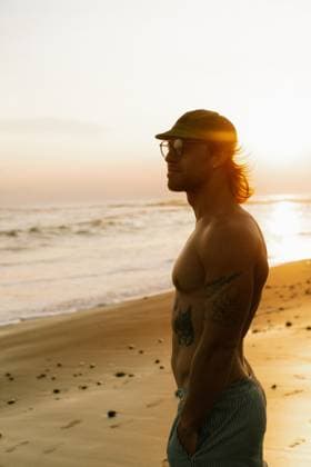 Creative Highlights Symbolbilder Man watching the sunset on the ocean shore Kuta Utara, Bali, Indonesia CR_YUKI250528A-1572281-01 ,model released, Symbolfoto