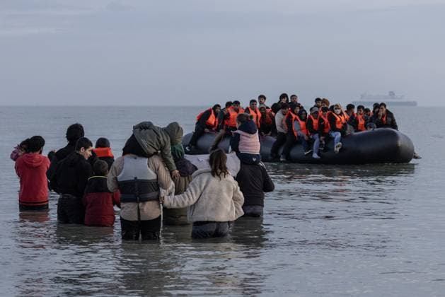 Bilder des Jahres 2025, News 06 Juni News Themen der Woche KW22 News Bilder des Tages Dunkirk migrants Migrants preparing and getting into boats to cross the English Channel from Gravelines beach near to Dunkirk in northern France. 31 May 2025.  Copyright: xJackxHillx NINTCHDBPICT000999676931