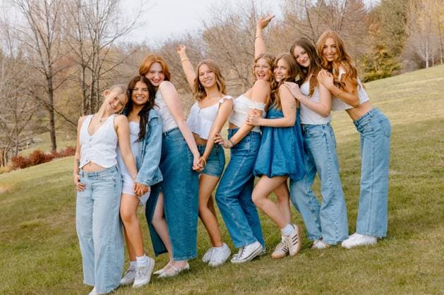 Generation z university students wearing denim and white outfits Moscow, Idaho, United States CR_PHZD250529A-1733530-01 ,model released, Symbolfoto