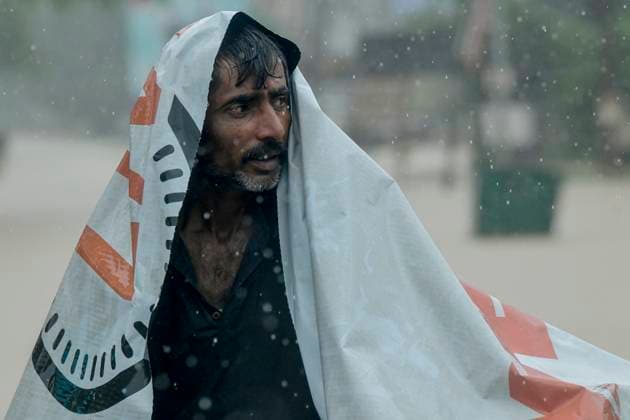 News Themen der Woche KW22 Flood in Agartala A flood-affected man walks in the rain covered with a tarpaulin in Badkhal village, near Agartala, India, on June 1, 2025. Agartala Tripura India Copyright: xAbhisekxSahax