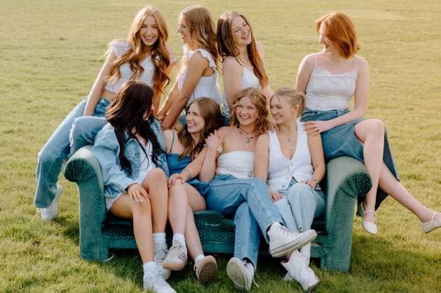 Eight sorority sisters smiling and relaxing on sofa outdoors Moscow, Idaho, United States R_PHZD250529A-1733577-01 ,model released, Symbolfoto