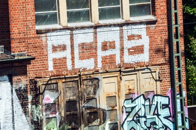 News Themen der Woche KW23 News Bilder des Tages ACAB, Graffiti an einer alten Fabrikwand. umstrittene Anti-Polizei-Parole, Nürnberg, Juni 2025 Deutschland, Nürnberg, Juni 2025, ACAB, Graffiti an einer alten Fabrikwand. umstrittene Anti-Polizei-Parole, A.C.A.B. ist ein einglisches Akronym für den Spruch All cops are bastards, sinngemäß übersetzt Alle Bullen sind Schweine, beleidigender Spruch gegen die Polizei, bekannt auch durch den ACAB Pullover von Jette Nietzard, Chefin der Grünen Jugend, politische Botschaft, Politik, *** ACAB, graffiti on an old factory wall controversial anti-police slogan, Nuremberg, June 2025 Germany, Nuremberg, June 2025, ACAB, graffiti on an old factory wall controversial anti-police slogan, A C A B is an English acronym for the slogan All cops are basta