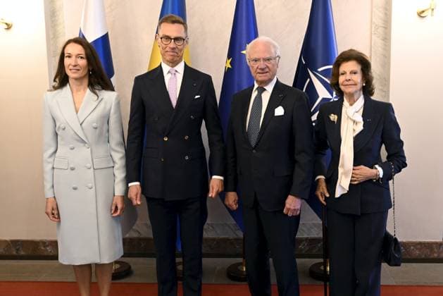 Entertainment Bilder des Tages President of Finland Alexander Stubb (2nd left) and his spouse Suzanne Innes-Stubb (left) posign with visiting King Carl Gustaf and Queen Silvia of Sweden at the Presidential Castle in Helsinki, Finland on 2nd June, 2025. Helsinki Finland  Copyright: xVesaxMoilanenx LKFTJK20250602133759JIRS