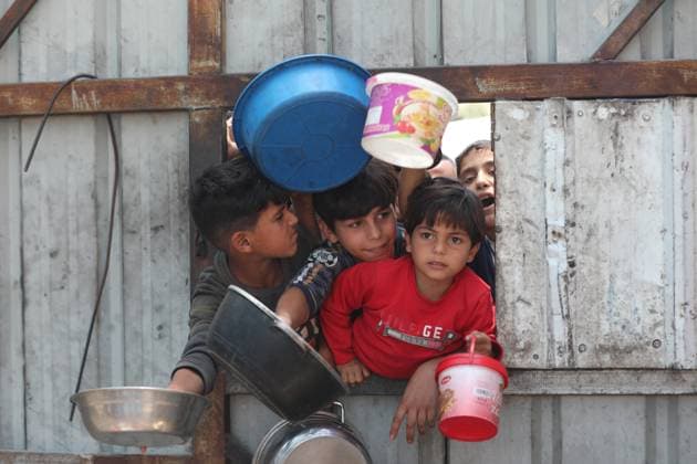News Themen der Woche KW23 News Bilder des Tages Displaced Palestinians queue for hot meals amid worsening crisis in Gaza DEIR AL-BALAH, GAZA - JUNE 02: Palestinian children are seen waiting with empty pots as charitable organizations distribute hot meals to Palestinians in Nuseirat refugee camp, who are struggling with hunger due to Israel s attacks on Gaza and closed borders in Deir al-Balah, Gaza, on June 02, 2025. As Israel s relentless and devastating attacks on the Gaza Strip continue, Israeli policies have exacerbated the already severe humanitarian crisis in the region. Moiz Salhi Anadolu Deir al-Balah Gaza. Editorial use only. Please get in touch for any other usage.  Copyright: x2025xAnadoluxMoizxSalhix