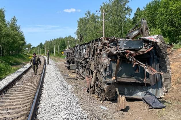 News Themen der Woche KW23 News Bilder des Tages RUSSIA, BRYANSK REGION - JUNE 2, 2025: A derailed train car is seen at the scene of an overpass collapse at the crossing of a road and a railway between Vygonichi and Pilshino. The overpass collapsed on a Moscow-to-Klimov passenger train causing it to derail on the night between 31 May and 1 June 2025. Seven people were killed and more than 100 injured Russia  - ZUMAt113 20250602_zaa_t113_099 Copyright: xDmitryxRadchenkox