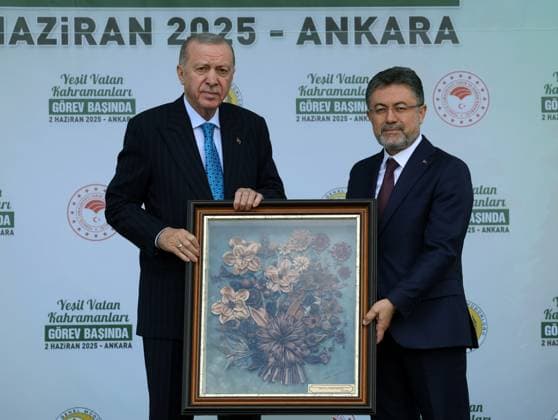 News Bilder des Tages Turkish President Recep Tayyip Erdogan in Ankara ANKARA, TURKIYE - JUNE 02: (----EDITORIAL USE ONLY - MANDATORY CREDIT - TURKISH PRESIDENCY MUSTAFA KAMACI HANDOUT - NO MARKETING NO ADVERTISING CAMPAIGNS - DISTRIBUTED AS A SERVICE TO CLIENTS----) Turkish President Recep Tayyip Erdogan (L) receives a gift from Turkish Minister of Agriculture and Forestry Ibrahim Yumakli (R) during the Green Homeland Heroes On Duty event at Etimesgut Airport in Ankara, Turkiye on May June 02, 2025. Turkish Presidency Mustafa Kamaci Handout Anadolu Ankara Turkey. Editorial use only. Please get in touch for any other usage.  Copyright: x2025xAnadoluxTurkishxPresidencyx xMustafaxKamacix xHandoutx