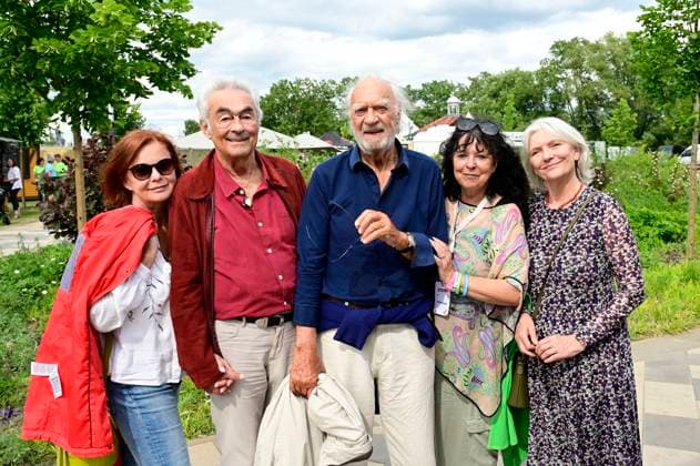 Petra Blossey, Giso Weißbach, Achim Wolff, Heike Köfer und Rita Feldmeier beim Beelitzer Spargelfest 2025 auf der Beelitzer Freilichtbühne. Beelitz, 01.06.2025 *** Petra Blossey, Giso Weißbach, Achim Wolff, Heike Köfer and Rita Feldmeier at the Beelitz Asparagus Festival 2025 on the Beelitz open-air stage Beelitz, 01 06 2025 Foto:xM.xWehnertx xFuturexImagex spargelfest_5624