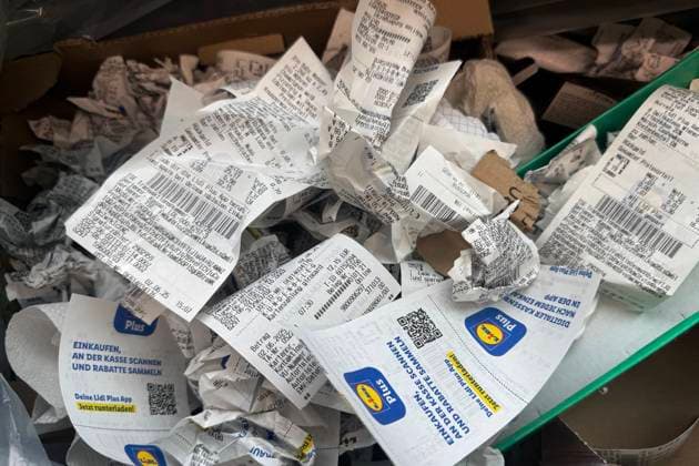 Kassenzettel werden im Restmuell entsorgt. Weggeworfene Kassenzettel,Kassenbons,Kassenbon.