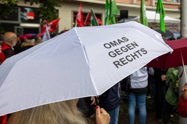 News Themen der Woche KW23 Polizeieinsatz bei Montagsdemo des öTeam Menschenrechte˜ und Gegendemo in Nürnberg, Nürnberg, 02.06.2025 Teilnehmerin der Gegendemonstration mit einem Regenschirm der Initiative Omas gegen Rechts vor dem SPD-Parteibüro in Nürnberg. Im Hintergrund weitere Demonstrierende mit Fahnen und Schirmen. Die Veranstaltung richtete sich gegen die Montagsdemonstration der Gruppierung Team Menschenrechte. Nürnberg Bayern Deutschland *** Police operation at Monday demonstration of öTeam Menschenrechte˜ and counter-demonstration in Nuremberg, Nuremberg, 02 06 2025 Participant of the counter-demonstration with an umbrella of the initiative Omas gegen Rechts in front of the SPD party office in Nuremberg In the background other demonstr 20250602-6V2A0212-M4000