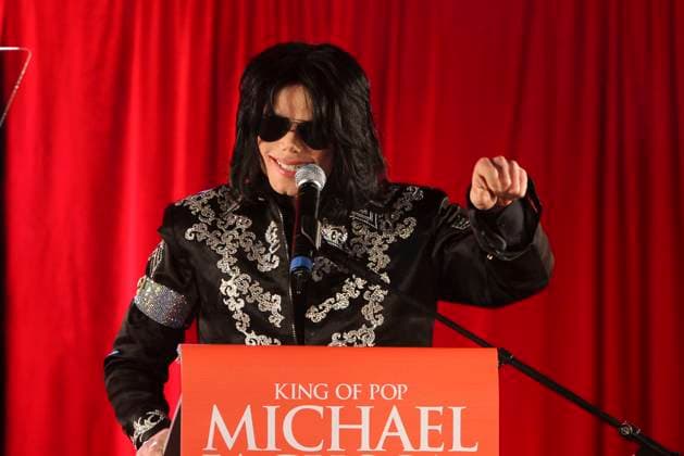 Archivbilder der Woche KW23 RECORD DATE NOT STATED King of Pop Press Conference MICHAEL JACKSON announces plans for Summer residency at the the O2 Arena, King Of Pop, Michael Jackson, This Is It in London, England, UK, March 5th 2009. jacko half length red microphone black sunglasses shades jacket silver patterned embroidered arm band press conference aviator aviators Ray Bans sparkly hand CAP MAR Martin Harris London Great Britain Copyright: xMartinxHarris CapitalxPicturesx
