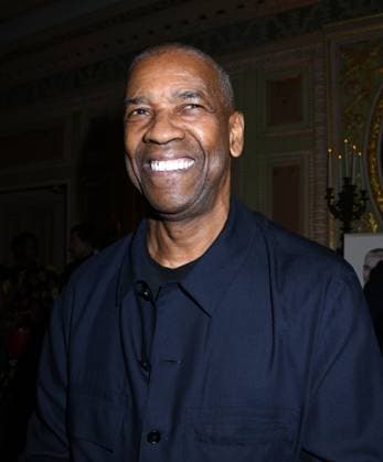 June 2, 2025, New York, Ny, United States: Denzel Washington joins the legendary wall of caricatures at Sardi s. Denzel Washington posed with the company of Othello and friends at Sardi s in New York. June 2, 2025. New York United States - ZUMAp281 20250602_zea_p281_005 Copyright: xPhotoxImagexPressx
