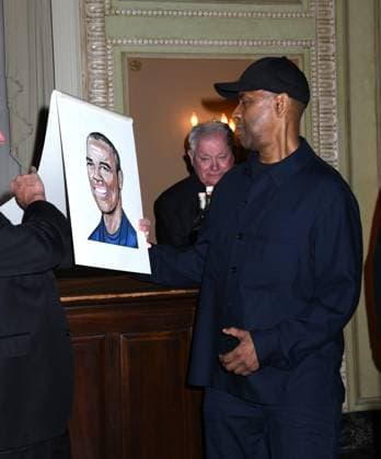 June 2, 2025, New York, Ny, United States: Denzel Washington joins the legendary wall of caricatures at Sardi s. Denzel Washington posed with the company of Othello and friends at Sardi s in New York. June 2, 2025. New York United States - ZUMAp281 20250602_zea_p281_006 Copyright: xPhotoxImagexPressx