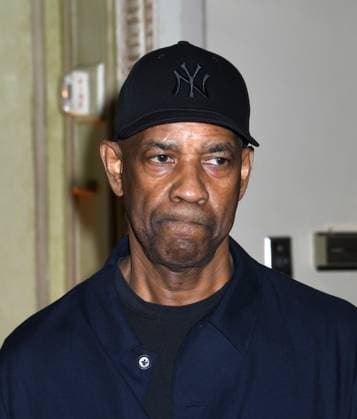 June 2, 2025, New York, Ny, United States: Denzel Washington joins the legendary wall of caricatures at Sardi s. Denzel Washington posed with the company of Othello and friends at Sardi s in New York. June 2, 2025. New York United States - ZUMAp281 20250602_zea_p281_018 Copyright: xPhotoxImagexPressx