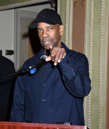 June 2, 2025, New York, Ny, United States: Denzel Washington joins the legendary wall of caricatures at Sardi s. Denzel Washington posed with the company of Othello and friends at Sardi s in New York. June 2, 2025. New York United States - ZUMAp281 20250602_zea_p281_027 Copyright: xPhotoxImagexPressx