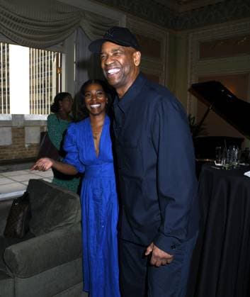 June 2, 2025, New York, Ny, United States: Olivia Washington and Denzel Washington pose together at legendary wall of caricatures at Sardi s in New York. June 2, 2025. New York United States - ZUMAp281 20250602_zea_p281_030 Copyright: xPhotoxImagexPressx
