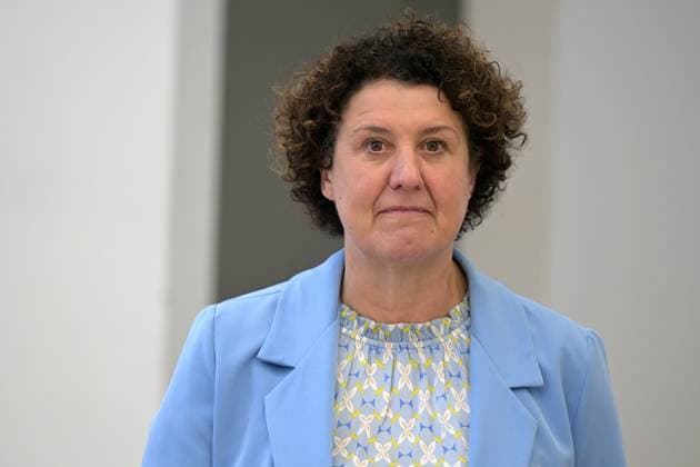 Potsdam Museum erhält historisches Damenporträt Brigitte Meier, Interims-Beigeordnete des Geschäftsbereichs Bildung, Kultur, Jugend und Sport der Landeshauptstadt Potsdam, spricht am 03.06.2025 während einer Schenkung an das Potsdam Museum in Potsdam. Überreicht wurde ein Bildnis der Anna Luise von Zollikofer geb. Habeck (1765–1819) aus Potsdam, die Gemahlin des preußischen Generalmajors Friedrich Heinrich Wilhelm von Zollikofer. Potsdam Brandenburg Deutschland