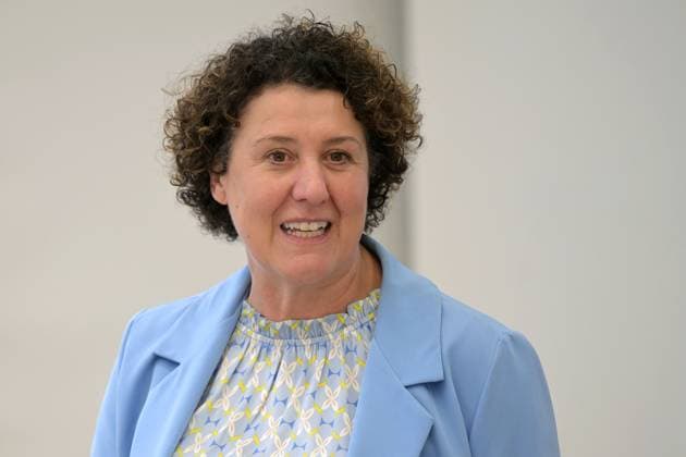 Potsdam Museum erhält historisches Damenporträt Brigitte Meier, Interims-Beigeordnete des Geschäftsbereichs Bildung, Kultur, Jugend und Sport der Landeshauptstadt Potsdam, spricht am 03.06.2025 während einer Schenkung an das Potsdam Museum in Potsdam. Überreicht wurde ein Bildnis der Anna Luise von Zollikofer geb. Habeck (1765–1819) aus Potsdam, die Gemahlin des preußischen Generalmajors Friedrich Heinrich Wilhelm von Zollikofer. Potsdam Brandenburg Deutschland