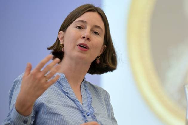 Potsdam Museum erhält historisches Damenporträt Dr. Constanze Köster von der Museumsförderung der Fielmann Group AG, spricht am 03.06.2025 während einer Schenkung an das Potsdam Museum in Potsdam. Überreicht wurde ein Bildnis der Anna Luise von Zollikofer geb. Habeck (1765–1819) aus Potsdam, die Gemahlin des preußischen Generalmajors Friedrich Heinrich Wilhelm von Zollikofer. Potsdam Brandenburg Deutschland