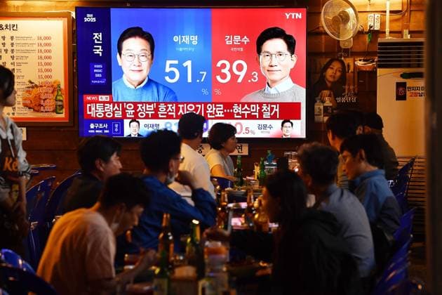 News Themen der Woche KW23 News Bilder des Tages (250603) -- SEOUL, June 3, 2025 -- People follow the vote counting for South Korea s presidential election in Seoul, South Korea, June 3, 2025. Lee Jae-myung of South Korea s majority liberal Democratic Party took a big lead in exit polls of the snap presidential election on Tuesday. (Photo by Xinhua) SOUTH KOREA-SEOUL-ELECTION-EXIT POLLS JunxHyosang 