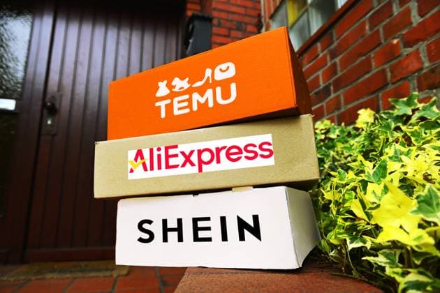 FOTOMONTAGE, Gestapelte Pakete von den chinesischen VersandhÃ¤ndlern Temu, AliExpress und Shein in einem Hauseingang *** FOTOMONTAGE, Stacked parcels from the Chinese mail order companies Temu, AliExpress and Shein in a building entrance ** NUR FUER REDAKTIONELLE ZWECKE ** EDITORIAL USE ONLY **