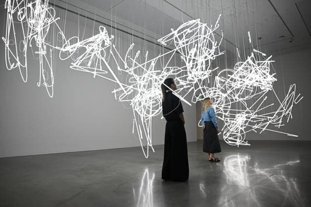 Bilder des Jahres 2025, Entertainment 06 Juni Entertainment Themen der Woche KW23 Entertainment Bilder des Tages CERITH WYN EVANS EXHIBITION, Gallery staff view the exhibition by Cerith Wyn Evans ¦. in light of the visible, at the Museum of Contemporary Art Australia, in Sydney, Wednesday, June 4, 2025. ( NO ARCHIVING SYDNEY NEW SOUTH WALES AUSTRALIA  Copyright: xDANxHIMBRECHTSx 20250604195132483438