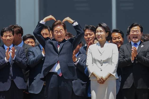 Bilder des Jahres 2025, News 06 Juni News Themen der Woche KW23 News Bilder des Tages South Korean presidential inauguration SEOUL, SOUTH KOREA - JUNE 04: Newly sworn South Korean President Lee Jae-myung, his wife and his party members greet the public after attending the presidential inauguration at National Assembly, in Seoul, South Korea, on June 04, 2025. Daniel Ceng Anadolu Seoul South Korea. Editorial use only. Please get in touch for any other usage.  Copyright: x2025xAnadoluxDanielxCengx