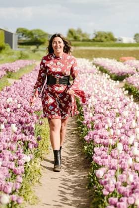 IMAGO Creative, Ostern, Bräuche, Osterspaziergang #2 Woman Walking Through Purple Tulip Rows in Spring Sunshine Hillegom, South Holland, Netherlands CR_ASAC250602B-1729210-01 ,model released, Symbolfoto