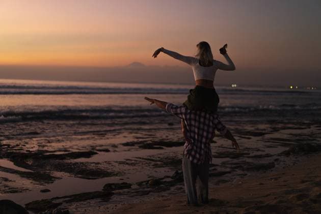 Creative Highlights Symbolbilder Couple enjoying sunset beach, playful shoulders moment South Kuta, Bali, Indonesia CR_YUKI250602B-1746061-01 ,model released, Symbolfoto