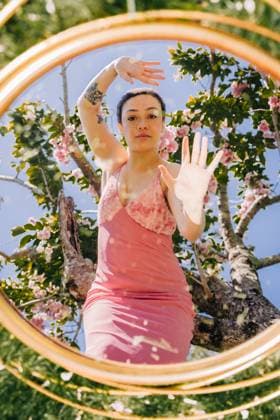 Creative Highlights Symbolbilder Woman in pink dress poses above mirror with cherry blossoms North Andover, Massachusetts, United States CR_FKNH250602-1747848-01 ,model released, Symbolfoto