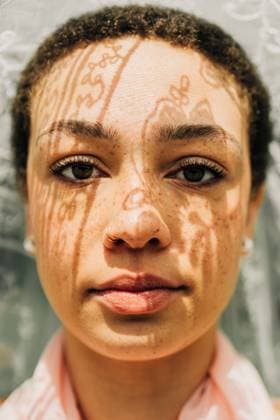 Creative Highlights Symbolbilder Close-up of woman s face with lace shadow patterns on skin North Andover, Massachusetts, United States CR_FKNH250602-1747914-01 ,model released, Symbolfoto