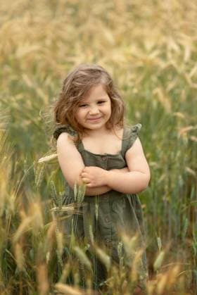 Creative Highlights Symbolbilder Happy, smiling little girl standing in wheat field. Corby, England, United Kingdom R_JNDO250602C-1735105-01 ,model released, Symbolfoto