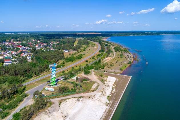 Cottbuser Ostsee - Merzdorfer Aussichtsturm DEU Deutschland Brandenburg Cottbus Merzdorf, 03.06.2025, Aussichtsturm Merzdorf am Ufer des Cottbuser Ostsees mit Kaimauer. Luftaufnahme mit einer Drohne. *** Cottbuser Ostsee Merzdorfer observation tower DEU Germany Brandenburg Cottbus Merzdorf, 03 06 2025, Merzdorf observation tower on the shore of Cottbuser Ostsee with quay wall Aerial view with a drone AF_CB_Ostsee_72616